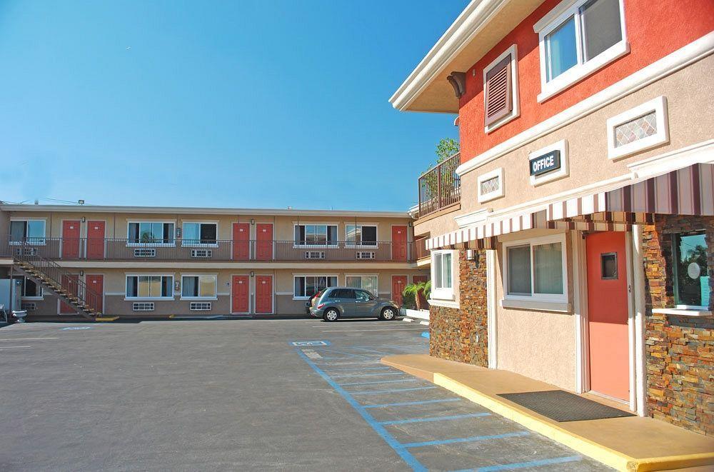 Friendly Hills Inn Whittier Buitenkant foto